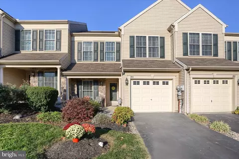 705 Creekside Dr, Hummelstown, PA 17036