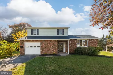 5719 Meadowbrook Dr, Harrisburg, PA 17112