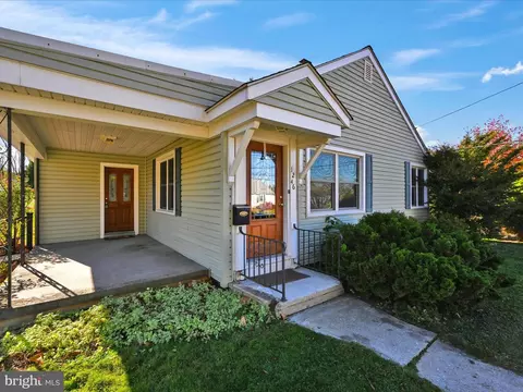 1246 E Derry Rd, Hershey, PA 17033 photo 4