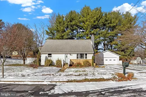 5604 Akron Dr, Harrisburg, PA 17109