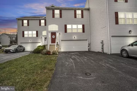 1014 Wooded Pond Dr, Harrisburg, PA 17111