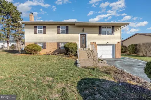 613 Frances Dr, Harrisburg, PA 17109