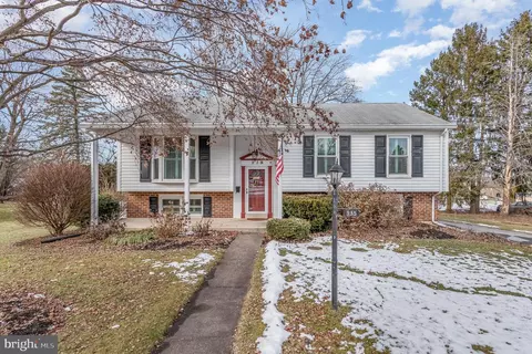 935 Briarcrest Dr, Hershey, PA 17033