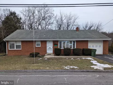12 Oakshire Dr, Hummelstown, PA 17036