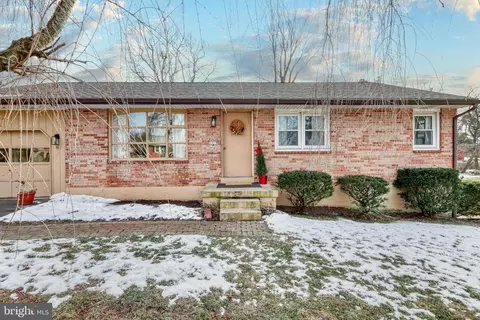 1079 Princeton Dr, Hummelstown, PA 17036