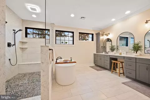 Bath - 321 Elm Ave, Hershey, PA 17033 photo 2 of 5