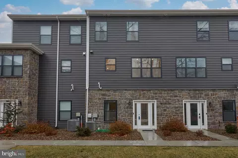128 High Pointe Dr #32, Hummelstown, PA 17036