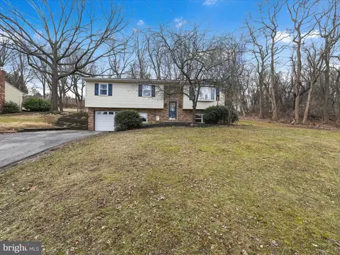 5981 Hocker Dr, Harrisburg, PA 17112