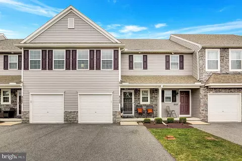8105 Lenker Dr, Harrisburg, PA 17112