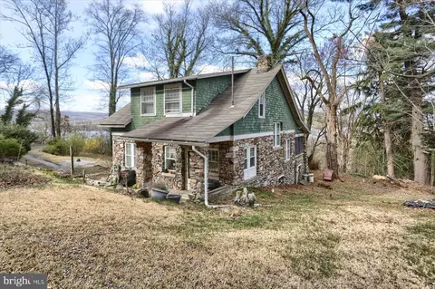 4 Hillside Rd, Dauphin, PA 17018