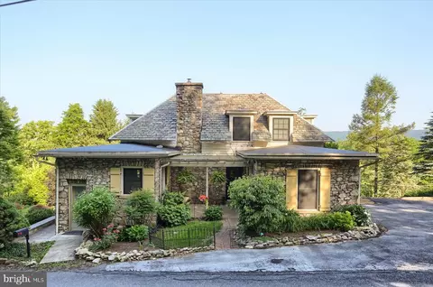 7 Hillside Rd, Dauphin, PA 17018