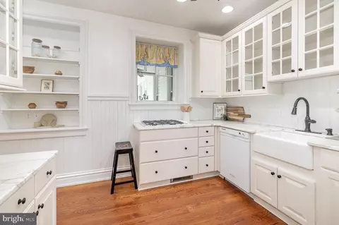 Kitchen - 308 E Derry Rd, Hershey, PA 17033 photo 3 of 4