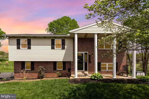 860 Chaucer Dr, Harrisburg, PA 17111