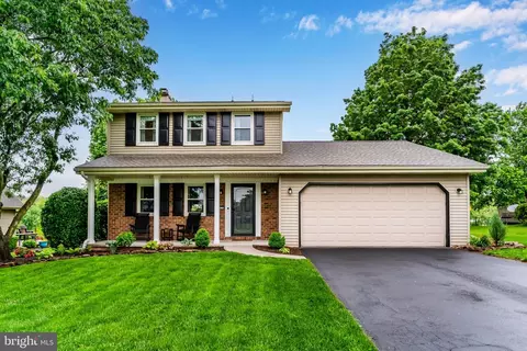 1420 Woodridge Dr, Middletown, PA 17057