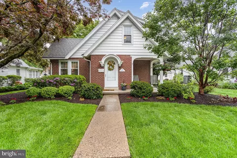 29 Maple Ave, Hershey, PA 17033
