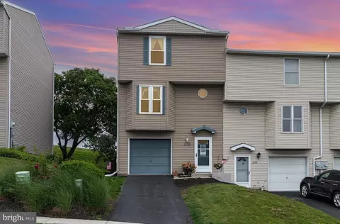 239 Chartwood Dr, Harrisburg, PA 17111