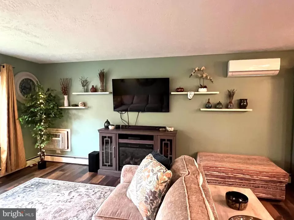 Living - 480 Hoffman Dr, Harrisburg, PA 17111 photo 4 of 5
