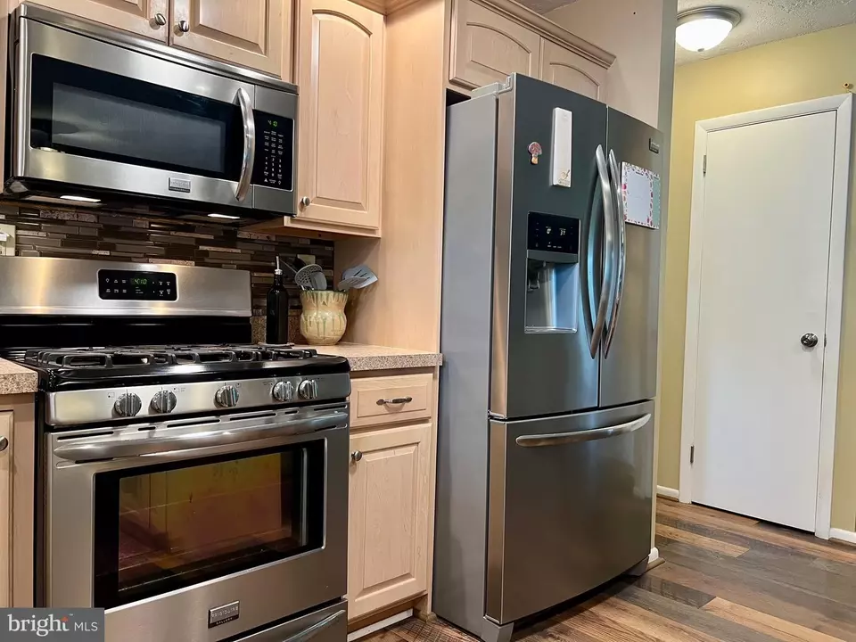 Kitchen - 480 Hoffman Dr, Harrisburg, PA 17111 photo 5 of 8