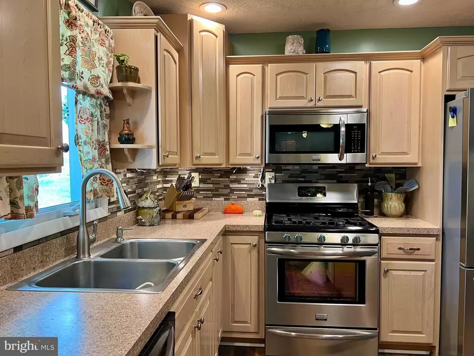 Kitchen - 480 Hoffman Dr, Harrisburg, PA 17111 photo 4 of 8