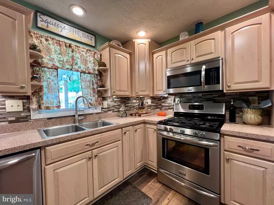 Kitchen - 480 Hoffman Dr, Harrisburg, PA 17111 photo 2 of 8