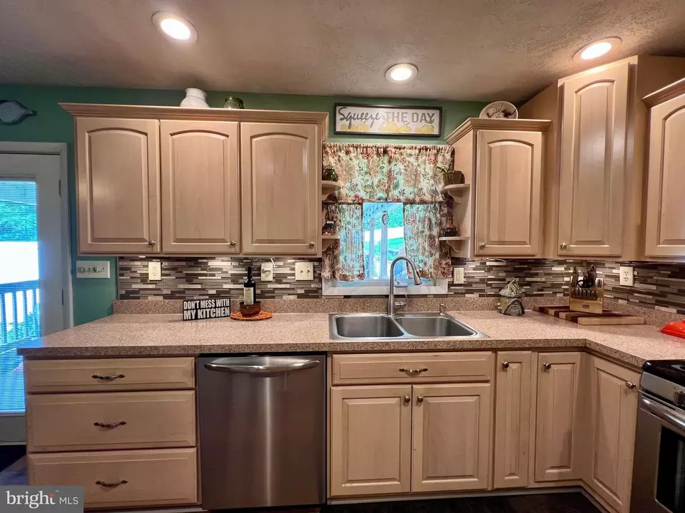 Kitchen - 480 Hoffman Dr, Harrisburg, PA 17111 photo 3 of 8
