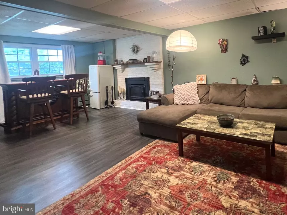 Living - 480 Hoffman Dr, Harrisburg, PA 17111 photo 5 of 5
