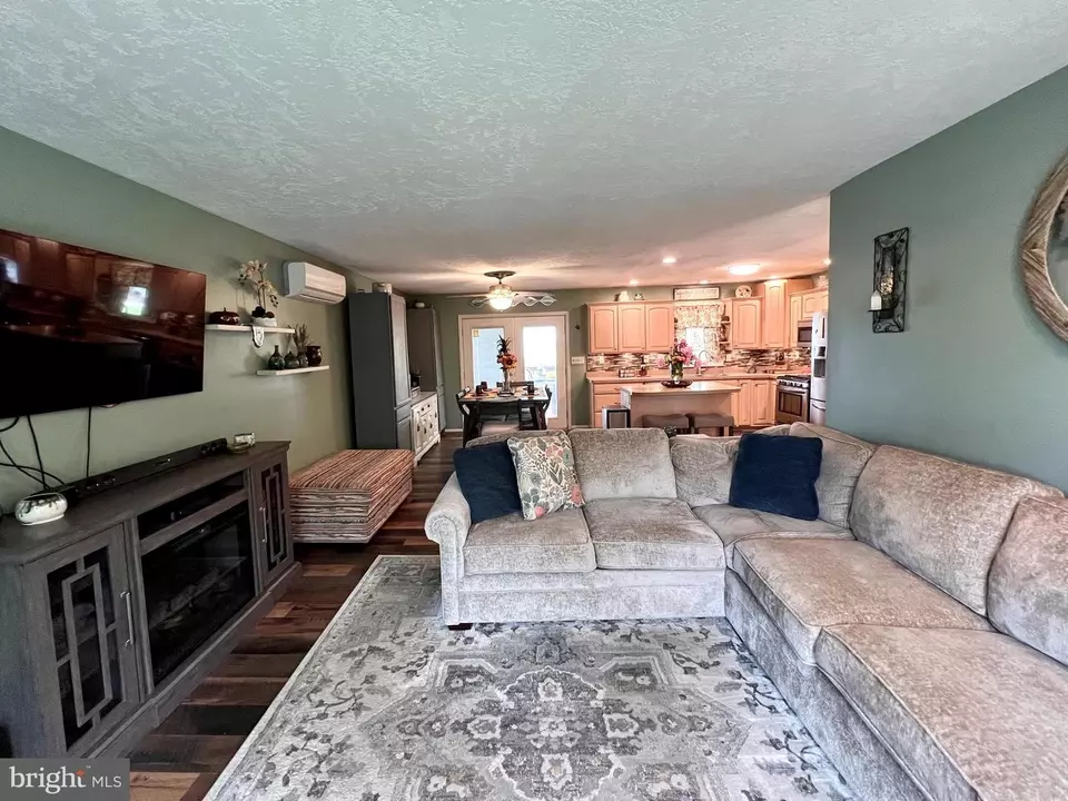Living - 480 Hoffman Dr, Harrisburg, PA 17111 photo 3 of 5