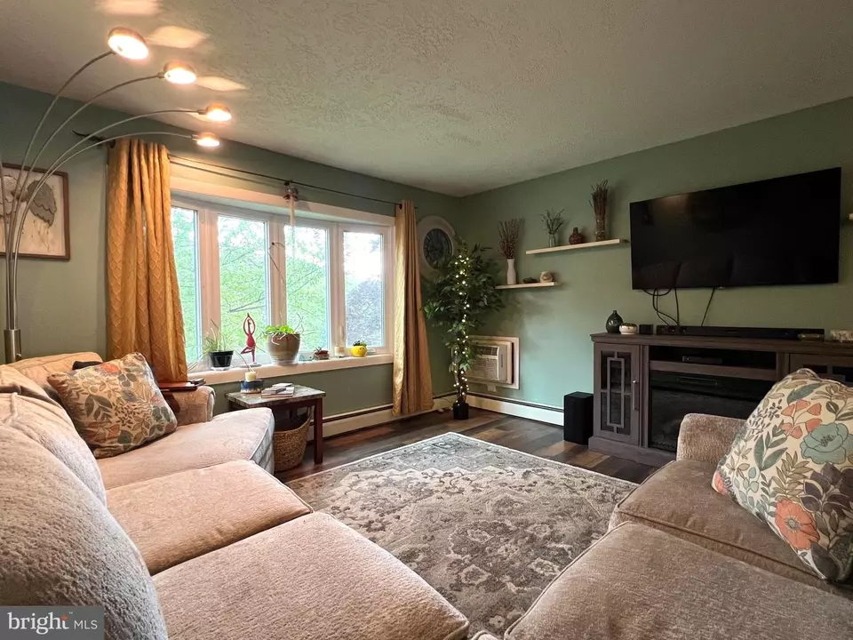 Living - 480 Hoffman Dr, Harrisburg, PA 17111 photo 2 of 5