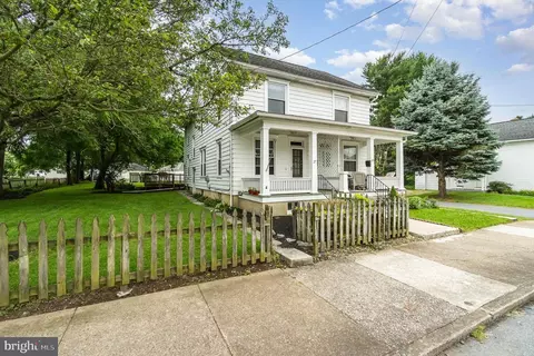 27 W High St, Hummelstown, PA 17036