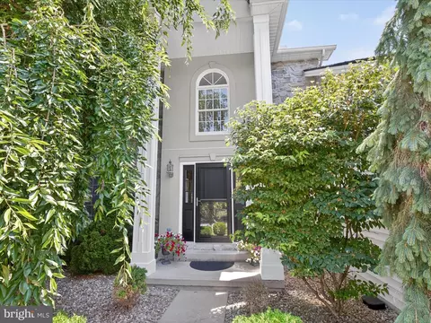8 Jacobs Creek Dr, Hershey, PA 17033