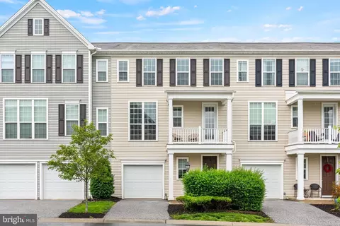 562 Fawn Ln, Hummelstown, PA 17036