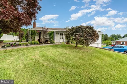 907 Orange St, Harrisburg, PA 17113