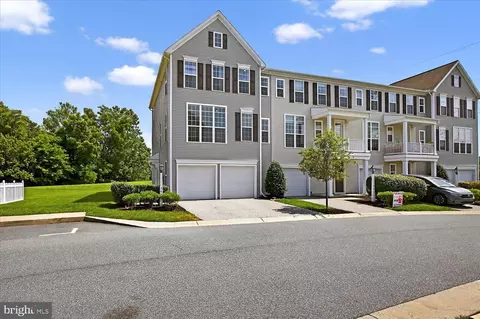 560 Fawn Ln, Hummelstown, PA 17036
