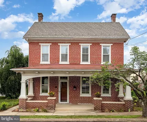 407 E Derry Rd, Hershey, PA 17033 photo 2