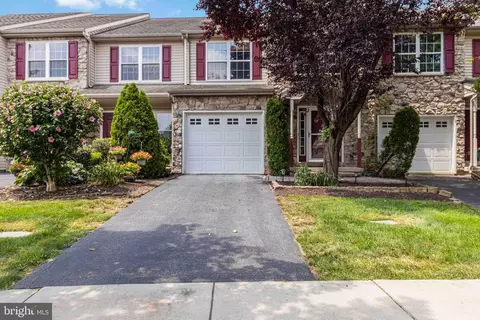 25 Carousel Cir, Hershey, PA 17033