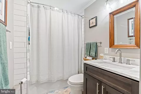 Bath - 205 E Glenn Rd, Hershey, PA 17033 photo 3 of 4