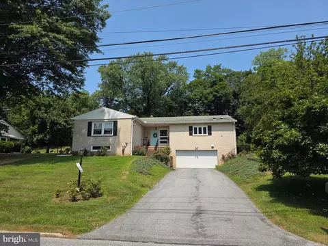 1146 Countryside Dr, Harrisburg, PA 17110