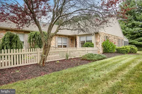 551 Farmhouse Ln, Hummelstown, PA 17036