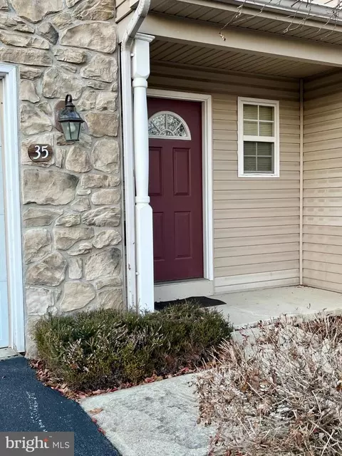 35 Carousel Cir, Hershey, PA 17033 photo 2