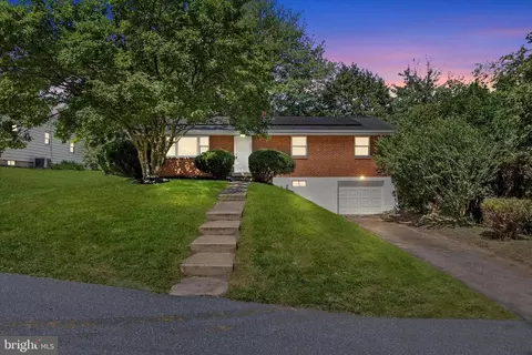 210 Eastwood Dr, Harrisburg, PA 17109