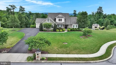 5 Harvey Cir, Hummelstown, PA 17036