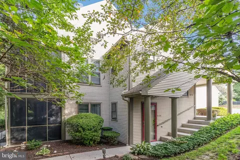579 Roslaire Dr, Hummelstown, PA 17036