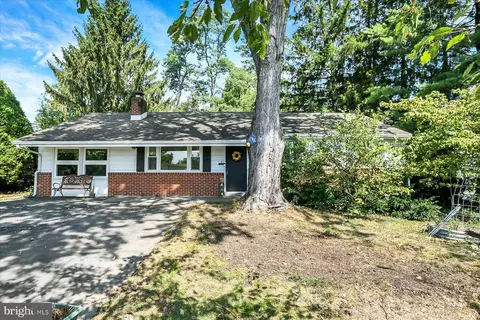 4926 Earl Dr, Harrisburg, PA 17112