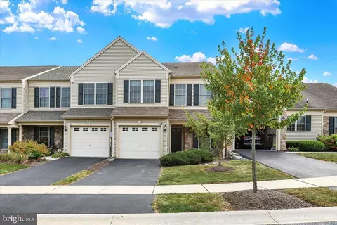 712 Creekside Dr, Hummelstown, PA 17036