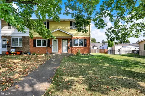 2071 Brentwood Dr, Middletown, PA 17057