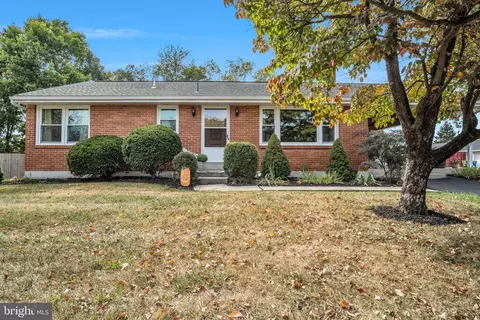 21 Oakshire Dr, Hummelstown, PA 17036