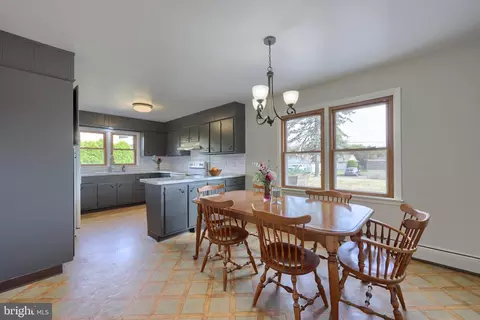 Dining - 428 Beech Ave, Hershey, PA 17033 photo 1 of 4