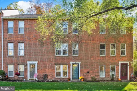 34 Fairfax Vlg, Harrisburg, PA 17112