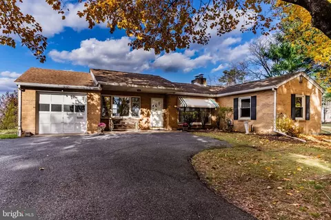 2228 Goose Valley Rd, Harrisburg, PA 17110
