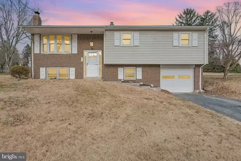 404 Erdman Dr, Dauphin, PA 17018